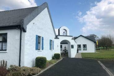 بنسيون The Courtyard Guesthouse B&b