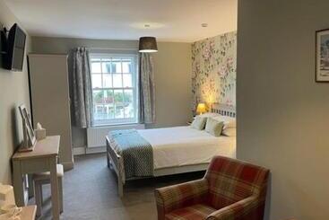 הוסטל Three Shires Inn