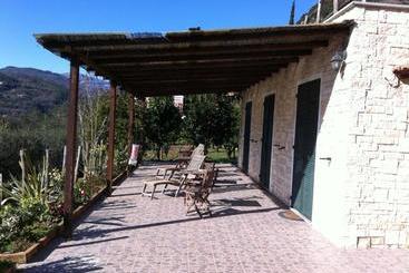 فندق Agriturismo La Rocca Di Perti