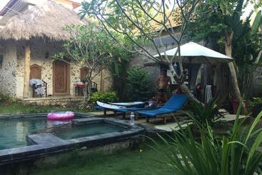 پانسیون Satria Bungalow