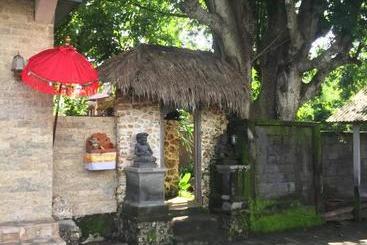 پانسیون Satria Bungalow