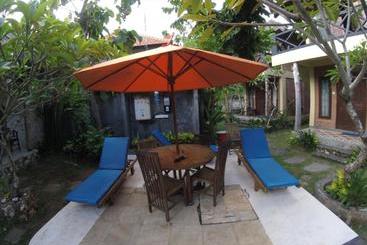 پانسیون Satria Bungalow