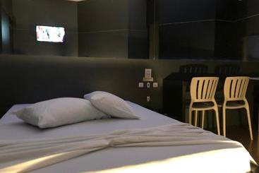 Snob Motel