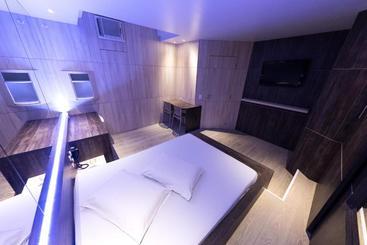 Snob Motel