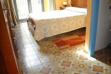 ペンション Hostal Adarnius