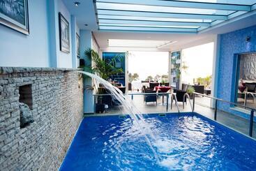 هتل آپارتمان Senator