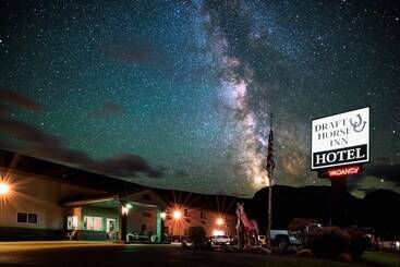 فندق صغير Draft Horse Inn And Suites