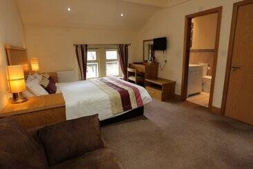 هاستل The Horse & Farrier