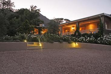 بنسيون De Langenhof Guest House