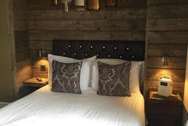 هاستل Tilted Wig