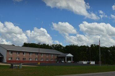 فندق صغير Adams Inn And Suites