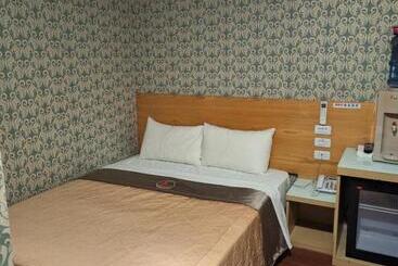 هاستل Yung Feng