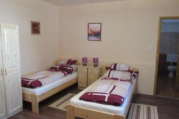 ペンション Tavi Fészek Vendégház