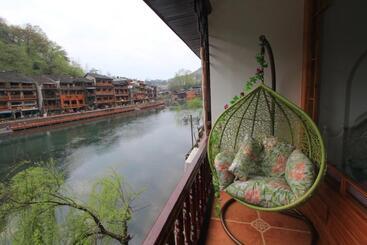 بنسيون Fenghuang Memory Linjiang Inn