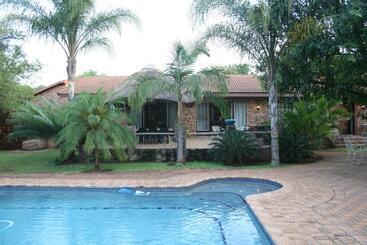 פנסיון Tamboti House