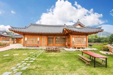 Suncheon Sagyejeol Haeoreum Hanok Pension