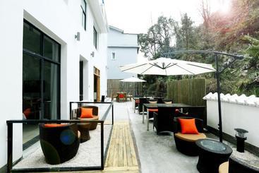 פנסיון Reclusive Inn