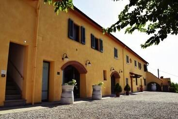 هتل Agriturismo Luggiano