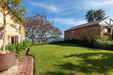 بنسيون Dutton's Cove Guest House