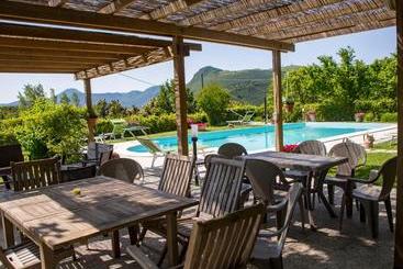 هتل Agriturismo B&b Bio La Tana Del Lele