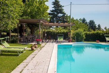 هتل Agriturismo B&b Bio La Tana Del Lele