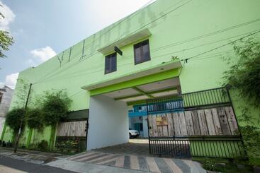 Panzió Reddoorz Syariah At Kartohardjo Madiun