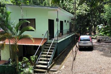 هاستل Casa Encantada Rooms   Dbl Room   Aire Acondicionado   Wifi   Parking   Private Bathroom