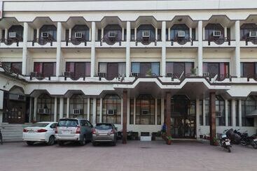 Oyo 29566 Hotel Mid Town