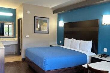 فندق Crystal Palace Inn