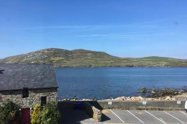 تختخواب و صبحانه The Pier Bar , Cleggan