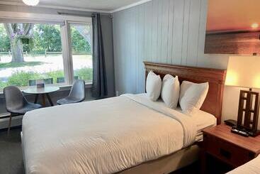 בית מלון כפרי Elk Rapids Lakeshore Inn