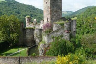 مبيت وإفطار Chambre D'hôtes Au Château De Belcastel