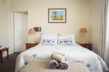 فندق Green Lantern Inn