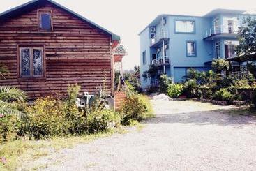 پانسیون Wooden Cottage