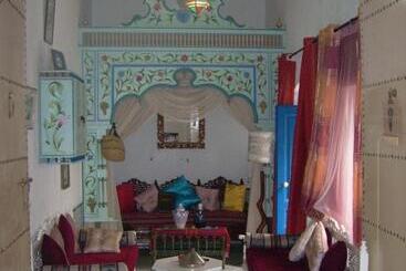 تختخواب و صبحانه Dar Baaziz