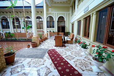 تختخواب و صبحانه Kurush