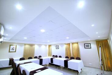 La Cour Hotels And Apartments Glover