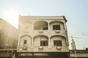 Oyo 24753 Hotel Preet