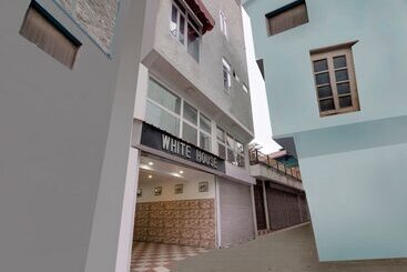 Oyo 26837 Hotel White House