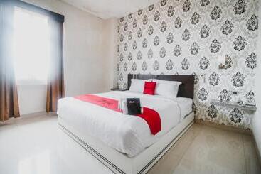 ホテル Reddoorz Plus Near Universitas Negeri Makassar