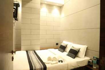 בית מלון כפרי Rooms Dadar Near Station