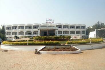 Отель Shashinag Clarks Inn