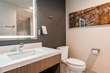 هتل Best Western Premier Noho Inn