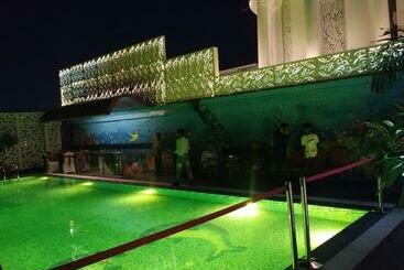 בית מלון כפרי Millenia Regency Lucknow