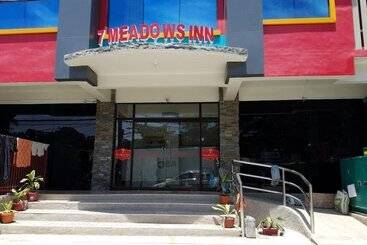 هتل 7 Meadows Inn