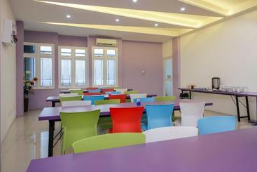 هتل Reddoorz Plus Near Stasiun Bekasi