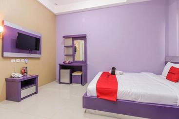 هتل Reddoorz Plus Near Stasiun Bekasi