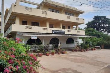 פנסיון Surahi Restaurant & Guest House