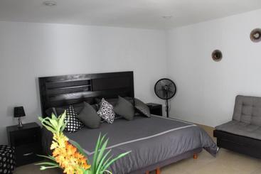 Отель Capital Olowe Suites