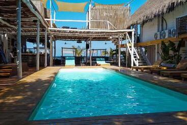 בית מלון כפרי Nena Beach Club &